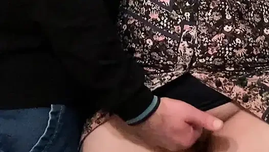 Сексуальная MILF получает клитор, трущийся в метро