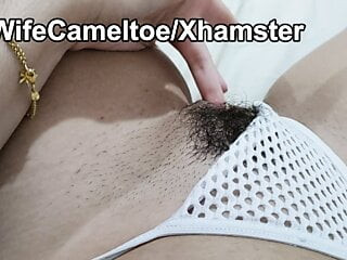 Jong meisje met cameltoe masturbeert in haar witte lingerie