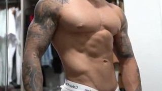 Sexy muskulös tätowierter Typ