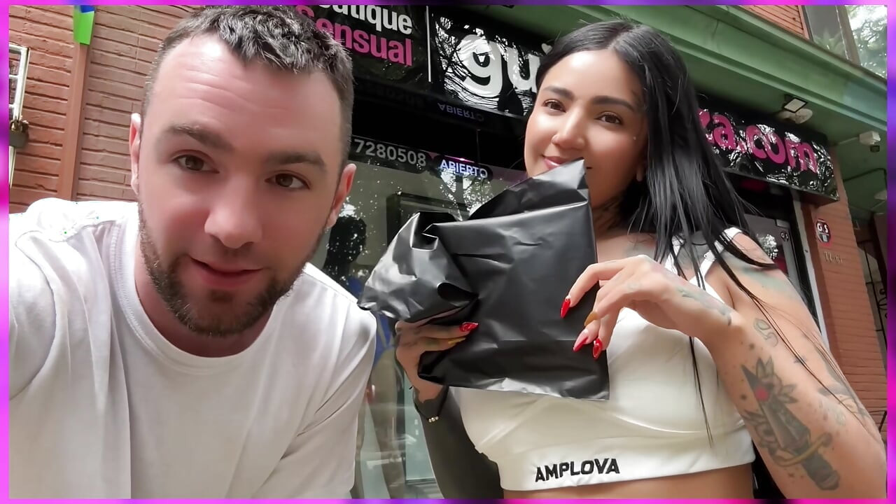 Porno casting na engleskom! Kolumbijac s ogromnom guzom i nauralnim sisama s bijelim cock pullerom - La Rola
