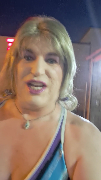 在洗车时，穿着泳衣和短裤弄湿了！