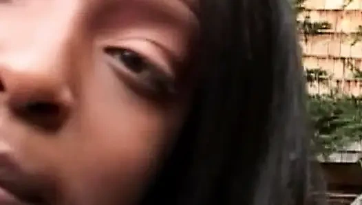 Heiße Lesbenaction mit Toys im Freien