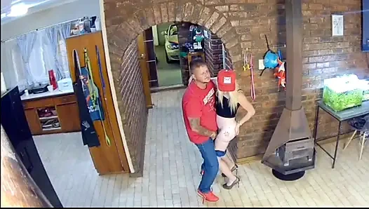 Mergokin suamiku selingkuh sama cewek hot rambut pirang