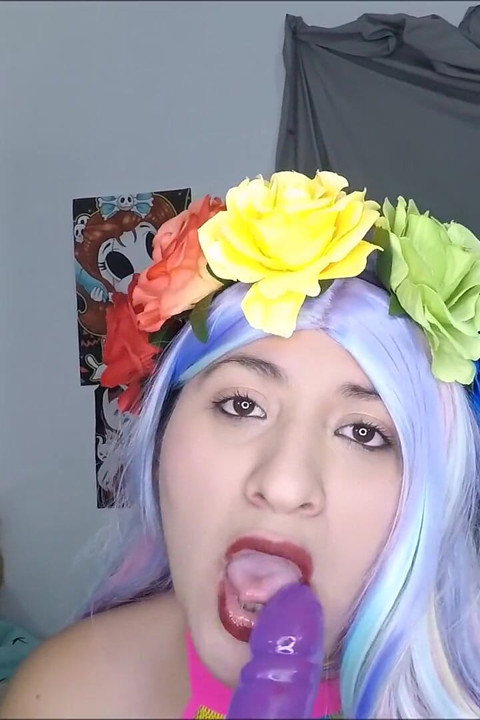 Neon Goth Girl's favoritleksak