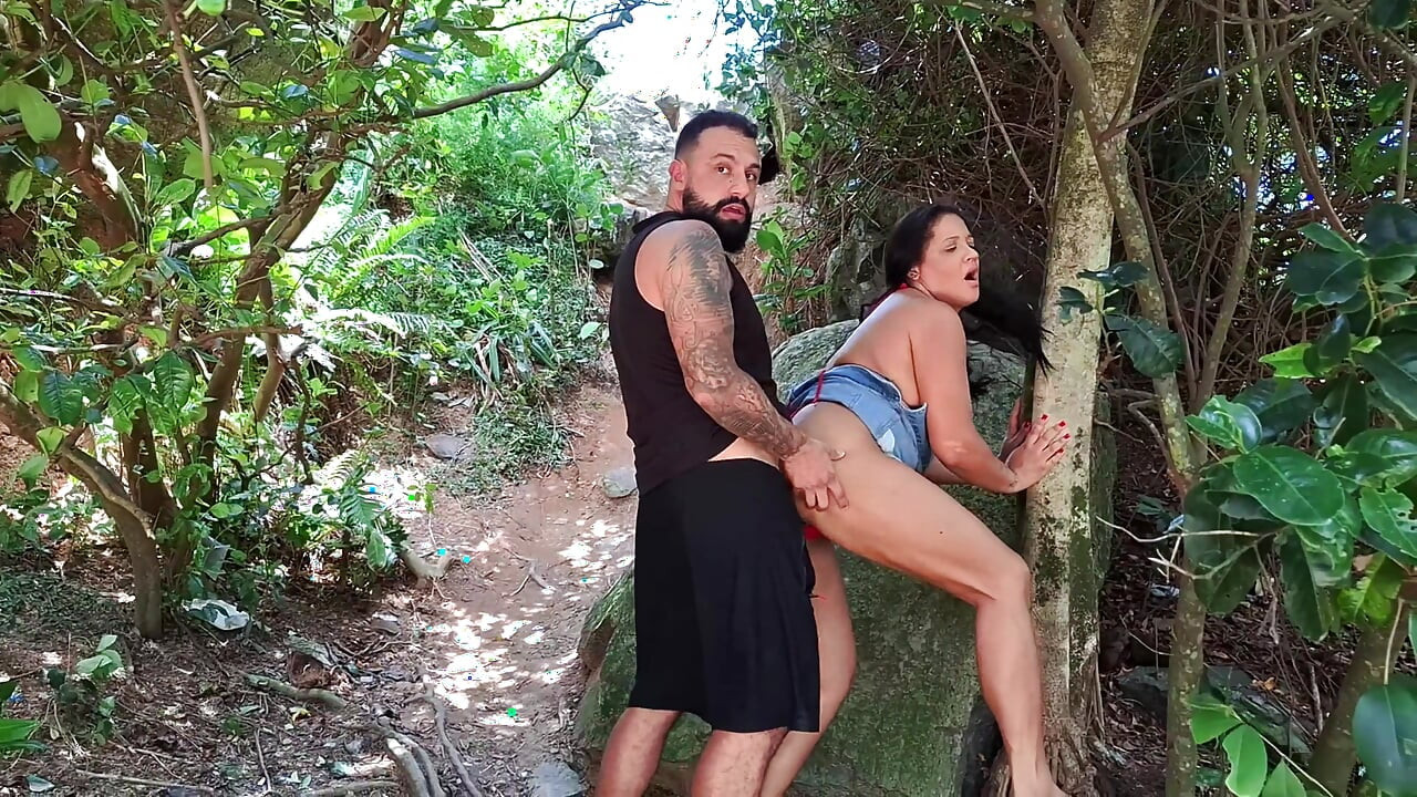Creampie på Big Pussy Friend på stranden - Utendørs trekant