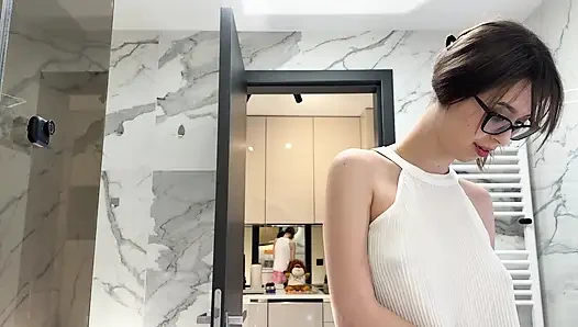 Ботанистая студентка с длинными ногами с короткой юбкой и трусиками показывает в ванной