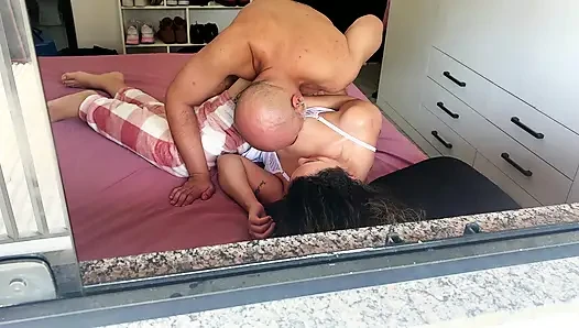 Падчерица принимает, сосет и позволяет отчиму проникнуть в нее.