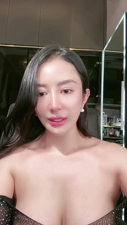 A BEAUTIFUL GIRL WHO LIKES TO BE WHILE ON A VIDEO CALL WITH HER BOYFRIEND