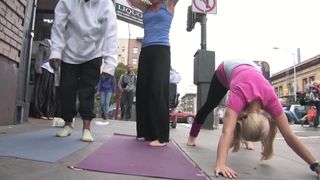 MILF sexy, yoga dans la rue, pieds