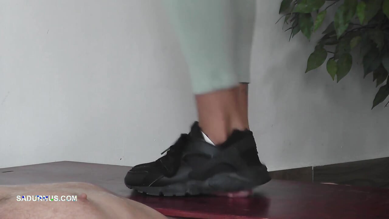 بينما نومي على الهاتف ، يصل العبد إلى النشوة الجنسية