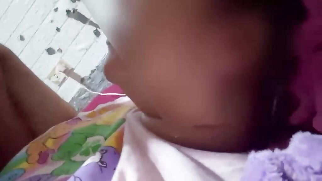 Grabe ang ingay ni tita, habang nakadiin si junior
