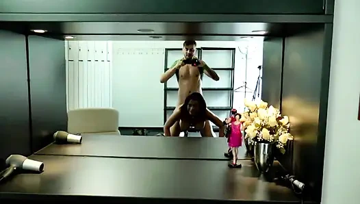 Büyük memeli orta yaşlı seksi kadın bakış açısıyla göğüslerine boşalmanın tadını çıkarıyor