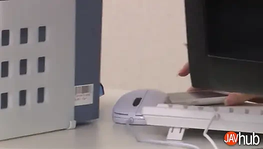 Si sange satomi suzuki membiarkan bosnya crot di dalam memeknya