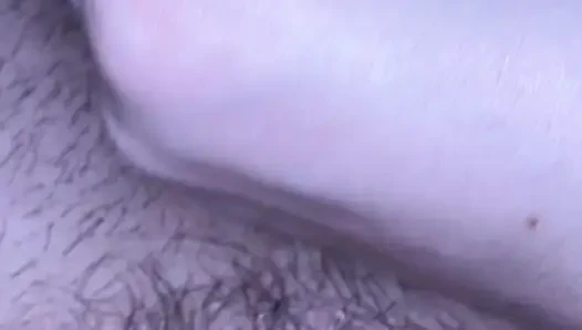 Yatakta gece parmaklıyor ve ilk kez anal sikişiyor