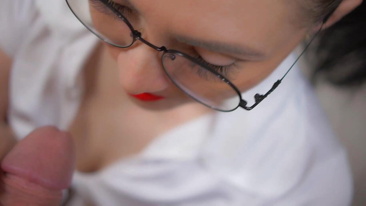 Tante seksi lagi asik nyepong kontol dengan licin