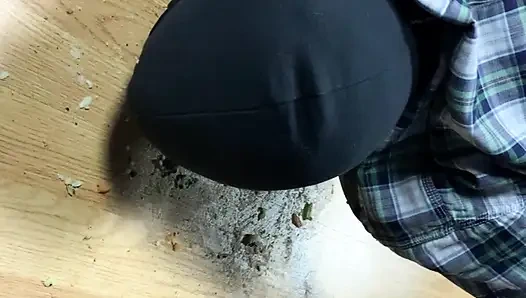 Yemeğini ayaklarım sayesinde alıyor...