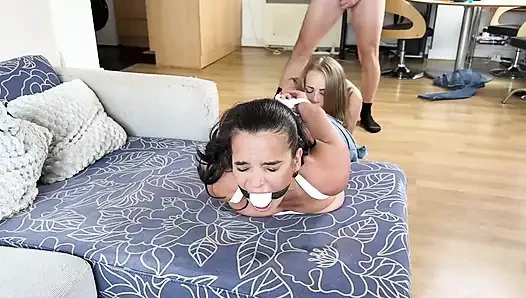 Canı sıkılıncaya kadar: iki kızı oyuncaklarına dönüştürüyor