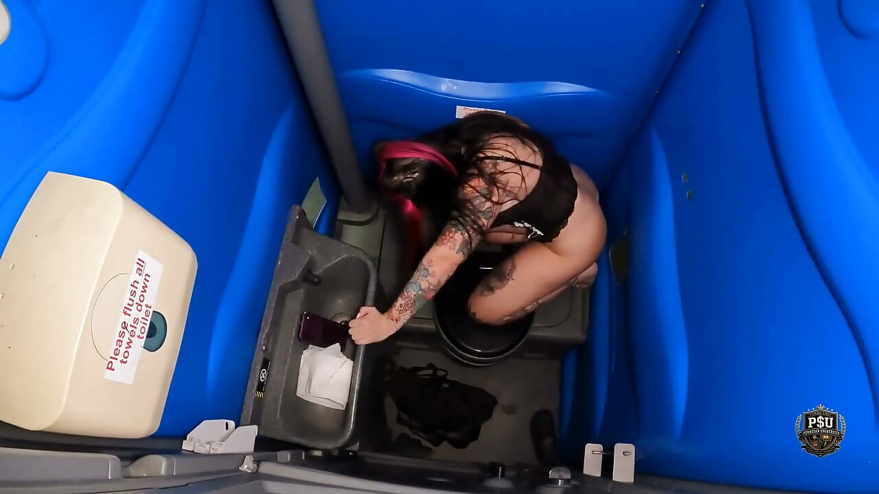 Festival Portaloo Glory Hole : Hayley Quinn prend les trois à travers le mur (partie 2)