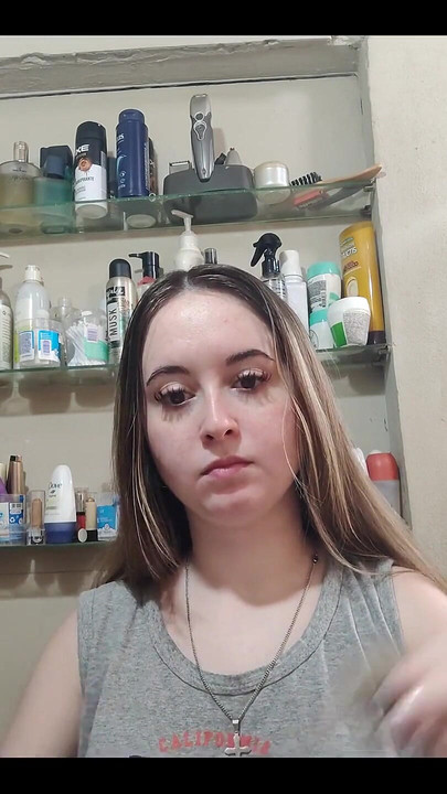 それから髪の毛をほどきます