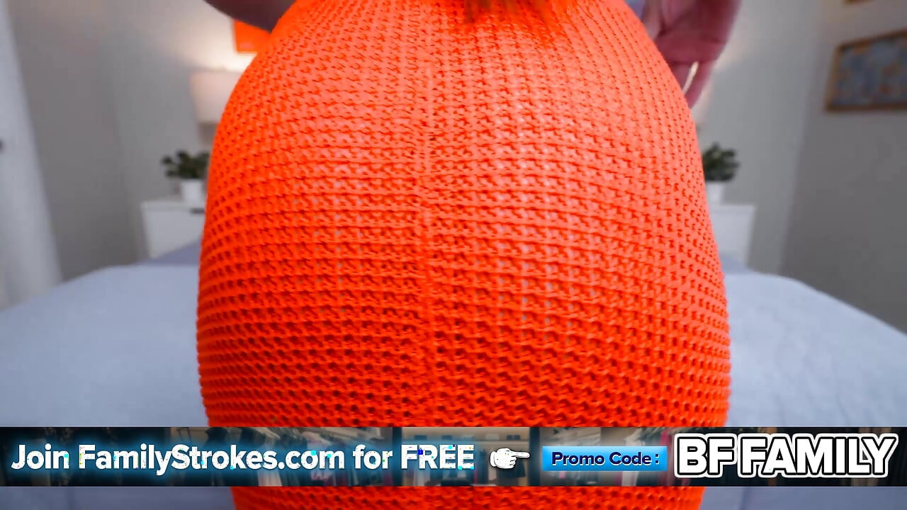 如果他漂亮的继妹和他睡一张床，他们也会分享他们的身体