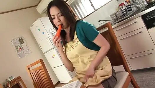 Kocası ihtiyaçlarını tatmin etmiyor, bu yüzden yemek mastürbasyonu yapıyor