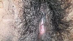 Indisch Desi schattig meisje masturbeert, vingert, krijgt een orgasme met haar strakke harige poesje vóór vriendje