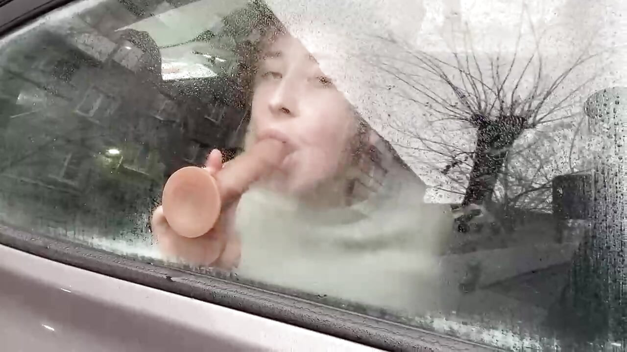 Pancutan mani di muka dan dikongkek dalam kereta