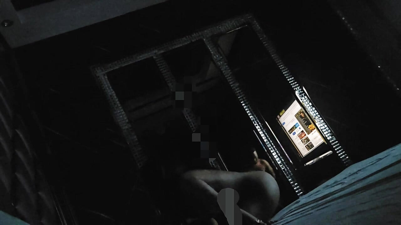 O fut foarte tare într-o cameră de motel, cu muzică de fundal