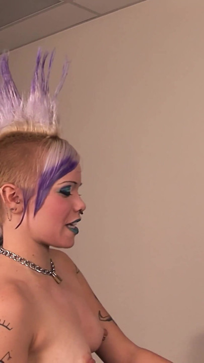 Goth Punk Daisy Tanks Gırtlağına kadar alıyor