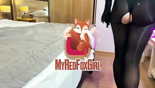 Cewek sange dengan stoking seksi ini lagi asik nyepong kontol sampai kakinya menganga lebar