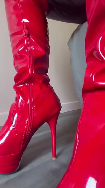 JOI pentru cei care se închină piele și latex