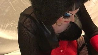 Tesuda puta drag queen enfia um grande consolo no cu e senta-se
