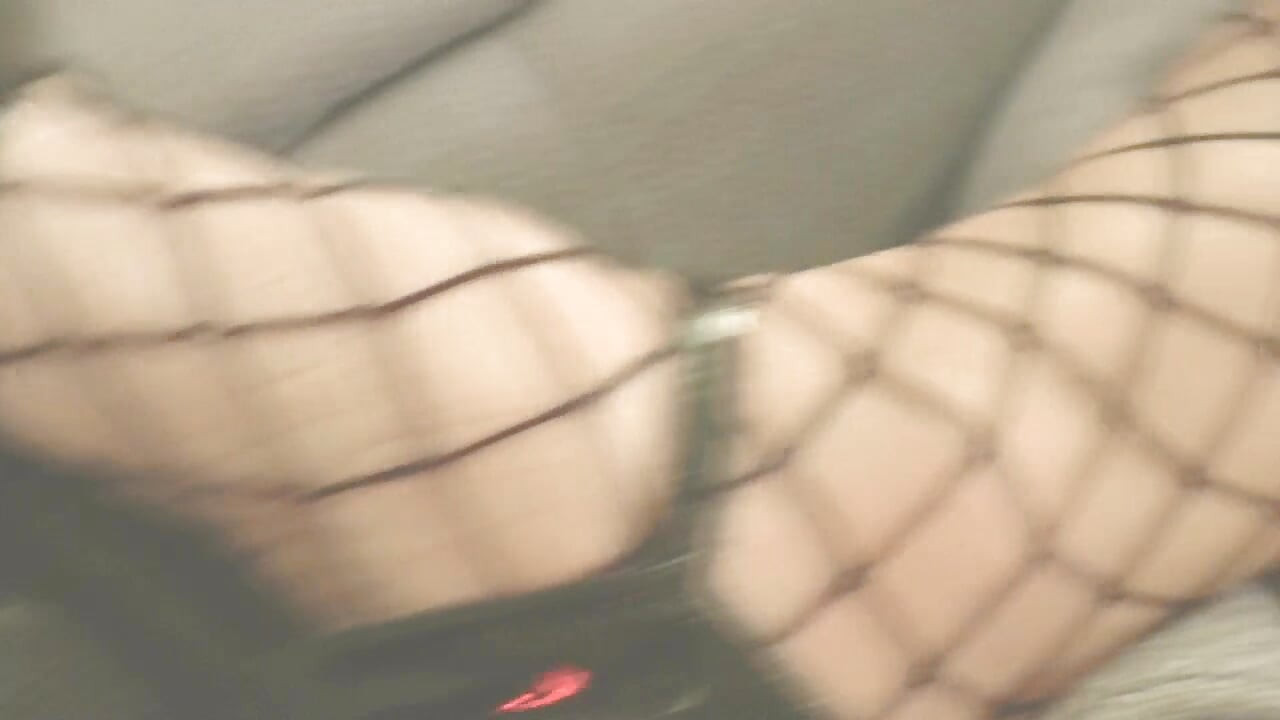 Swemature leker med stor svart dildo, knuller doggy og rir kuk, smører sæd på pupper og tunge