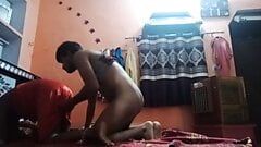印度辣妹享受与男友的性爱