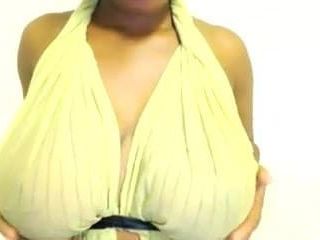 Chica de ébano con pechos enormes se burla de la audiencia en la webcam