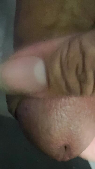 화장실에 발기된 자지가 있었고, 참는 것밖에 할 수 없었다