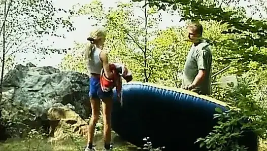 Debbie nehrin kenarında sikiliyor