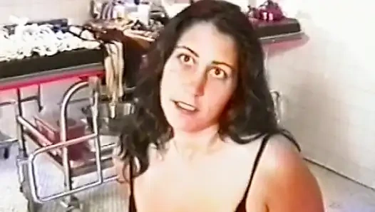 Милфу с большими сиськами связывают, заткают рот кляпом