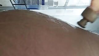 Grote lul latino camilo brown gebruikt olie en een vibrator onder de douche om zichzelf een intens prostaatorgasme te geven