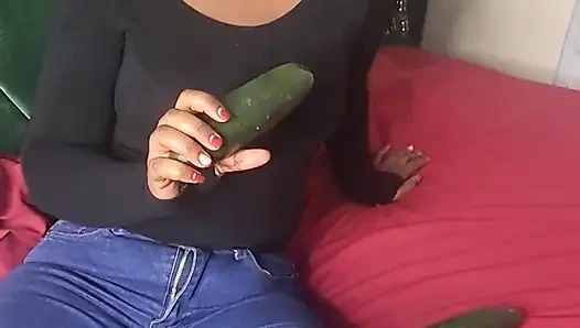 Pakai wortel untuk muncrat dia terlalu basah dan berantakan