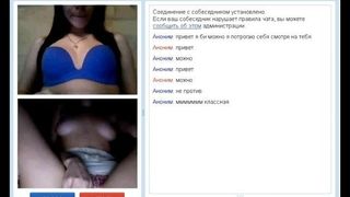 La ragazza era eccitata dalla ragazza bot nella chat.