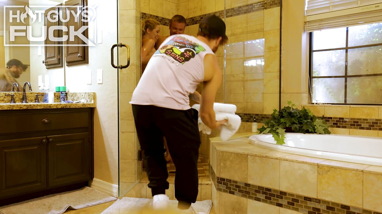 Chlupatý hunk showdown blonďaté vysoké školy Jocka Travise s ohromující řekou Lynn