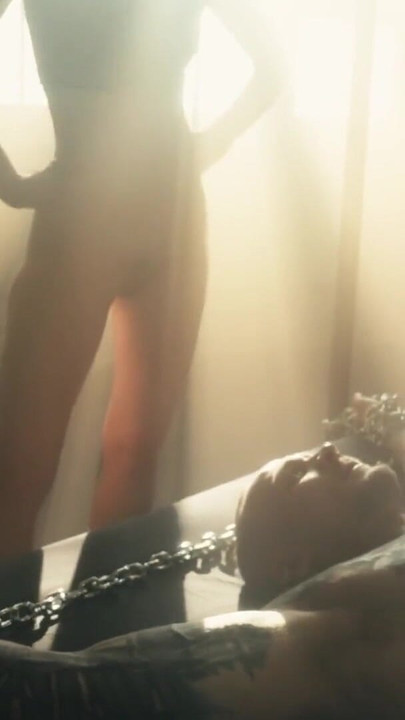 Okovan i korišten kao ljudska seksualna igračka - Lančano vezivanje i femdom seks s Peterom Hookeom | Isječak 1