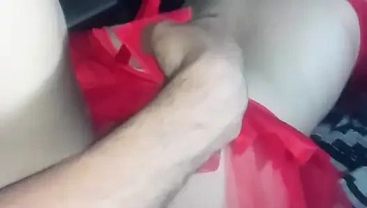 Aku mengisap pantatnya, vaginanya dan aku memasukkannya ke dalam iblis seksinya