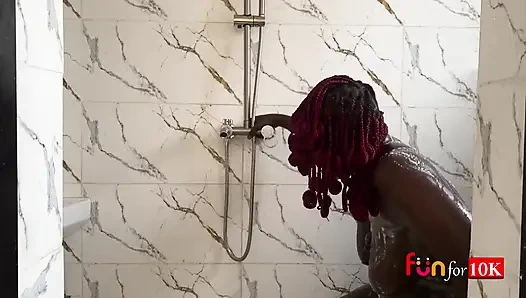 Evli kadını banyoda sikerken yakalandı