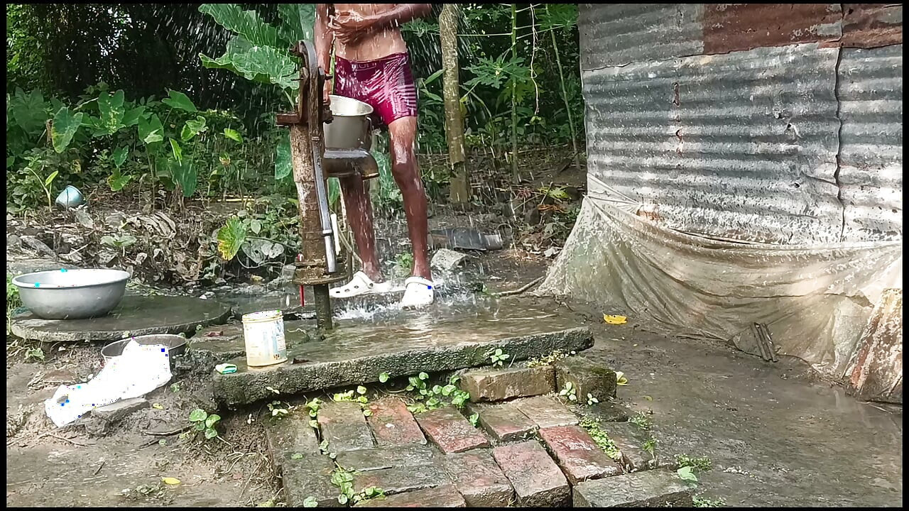 Siyah olgun adam desi tarzında banyo yapıyor. Büyük yarağı gösteriyor.