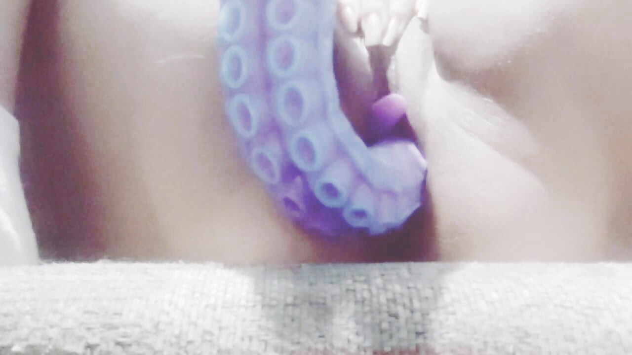 Hot Milf Uses Giant 50cm Dildo Part 2