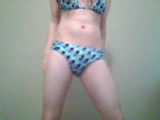Schüchterne Transvestit im blauen Bikini