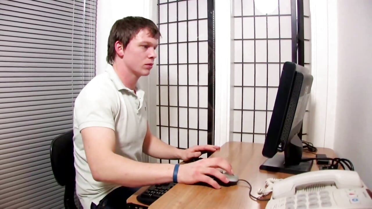 काले बाल वाली बेब तीव्र चरमसुख के लिए चेहरे पर बैठती और उँगलियाँ करती है