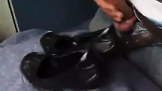 Küçük ayakkabılara büyük boşalma